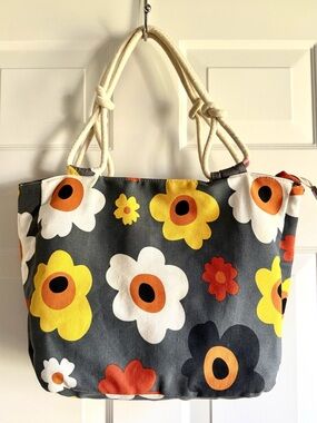 Retro Floral Canvas Tote Bag | Mod Daisy Print | Zip Top Rope Handles